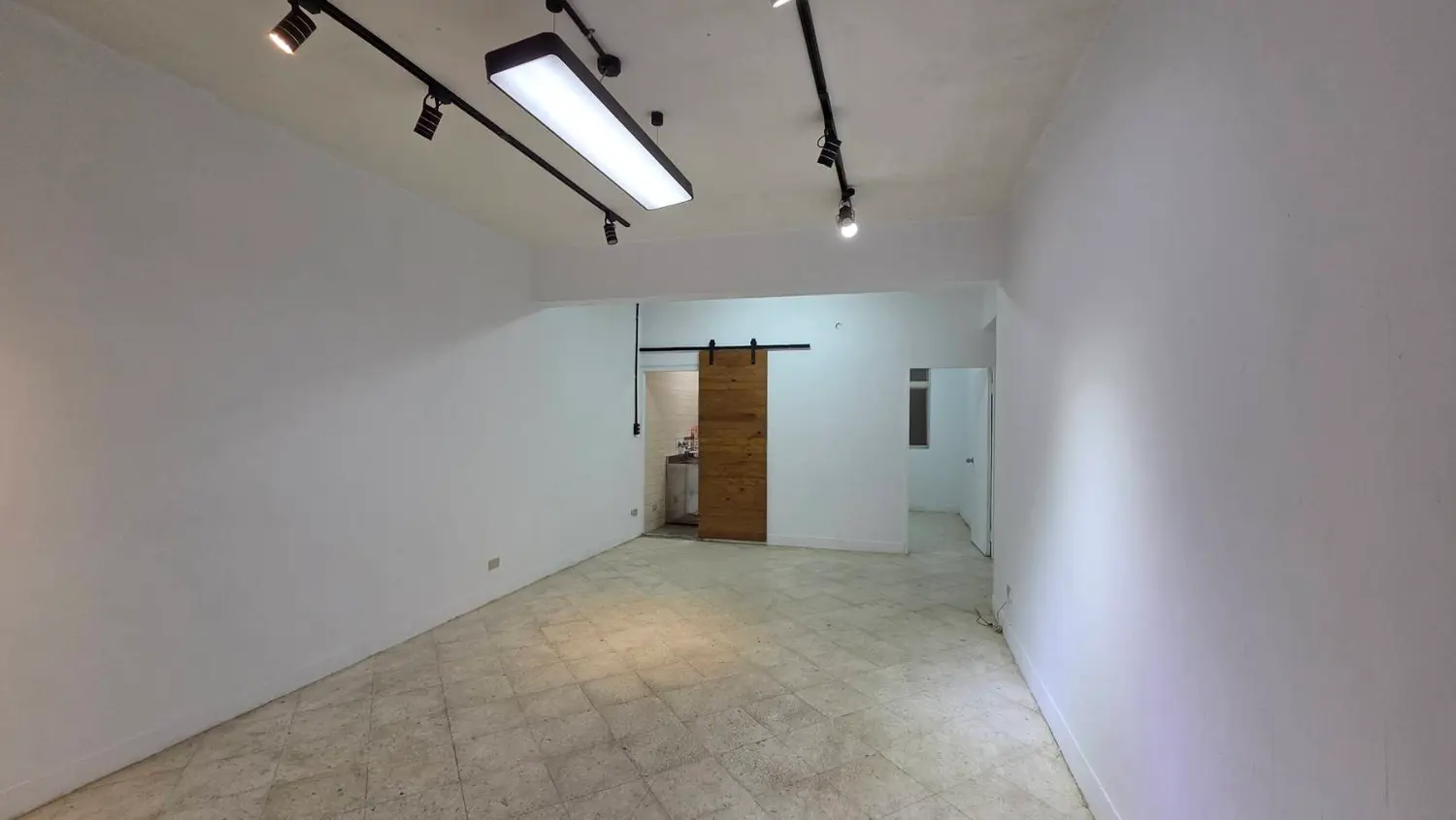 Office for rent in Xinyi District, Taipei City | NT$ 43 000 | 37 ping slide 1