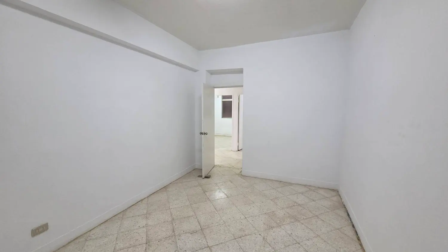 Office for rent in Xinyi District, Taipei City | NT$ 43 000 | 37 ping slide 2