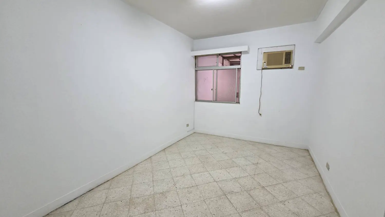 Office for rent in Xinyi District, Taipei City | NT$ 43 000 | 37 ping slide 3