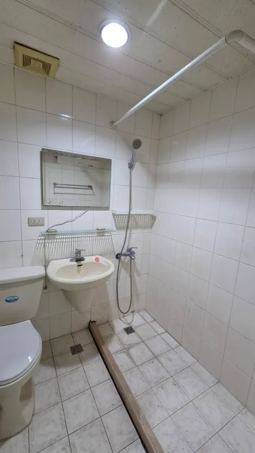 Office for rent in Xinyi District, Taipei City | NT$ 43 000 | 37 ping slide 4