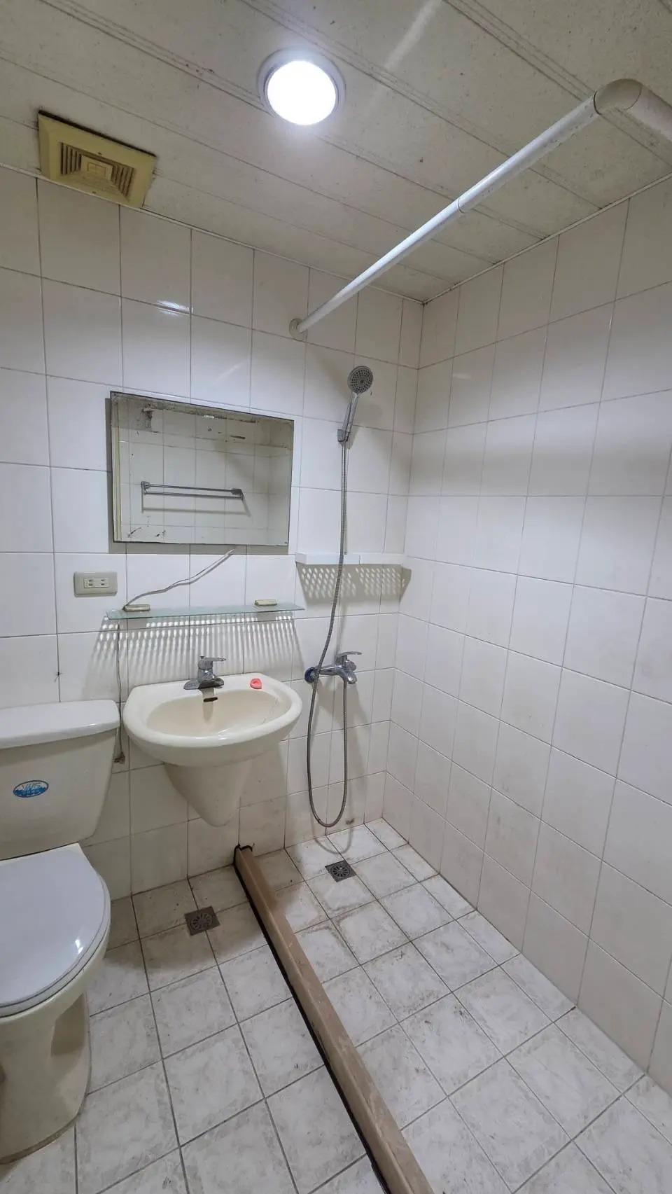 Office for rent in Xinyi District, Taipei City | NT$ 43 000 | 37 ping slide 4