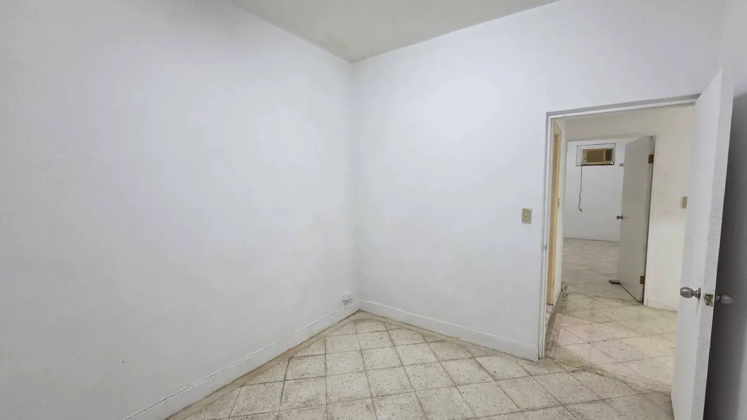Office for rent in Xinyi District, Taipei City | NT$ 43 000 | 37 ping slide 5