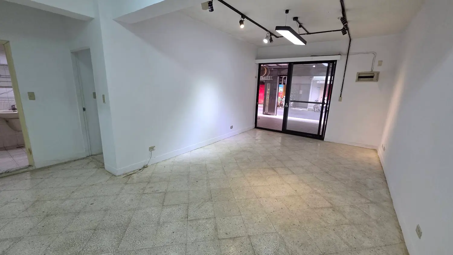Office for rent in Xinyi District, Taipei City | NT$ 43 000 | 37 ping slide 10