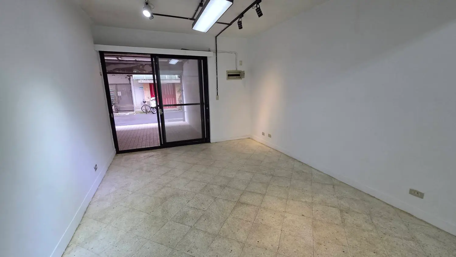 Office for rent in Xinyi District, Taipei City | NT$ 43 000 | 37 ping slide 13