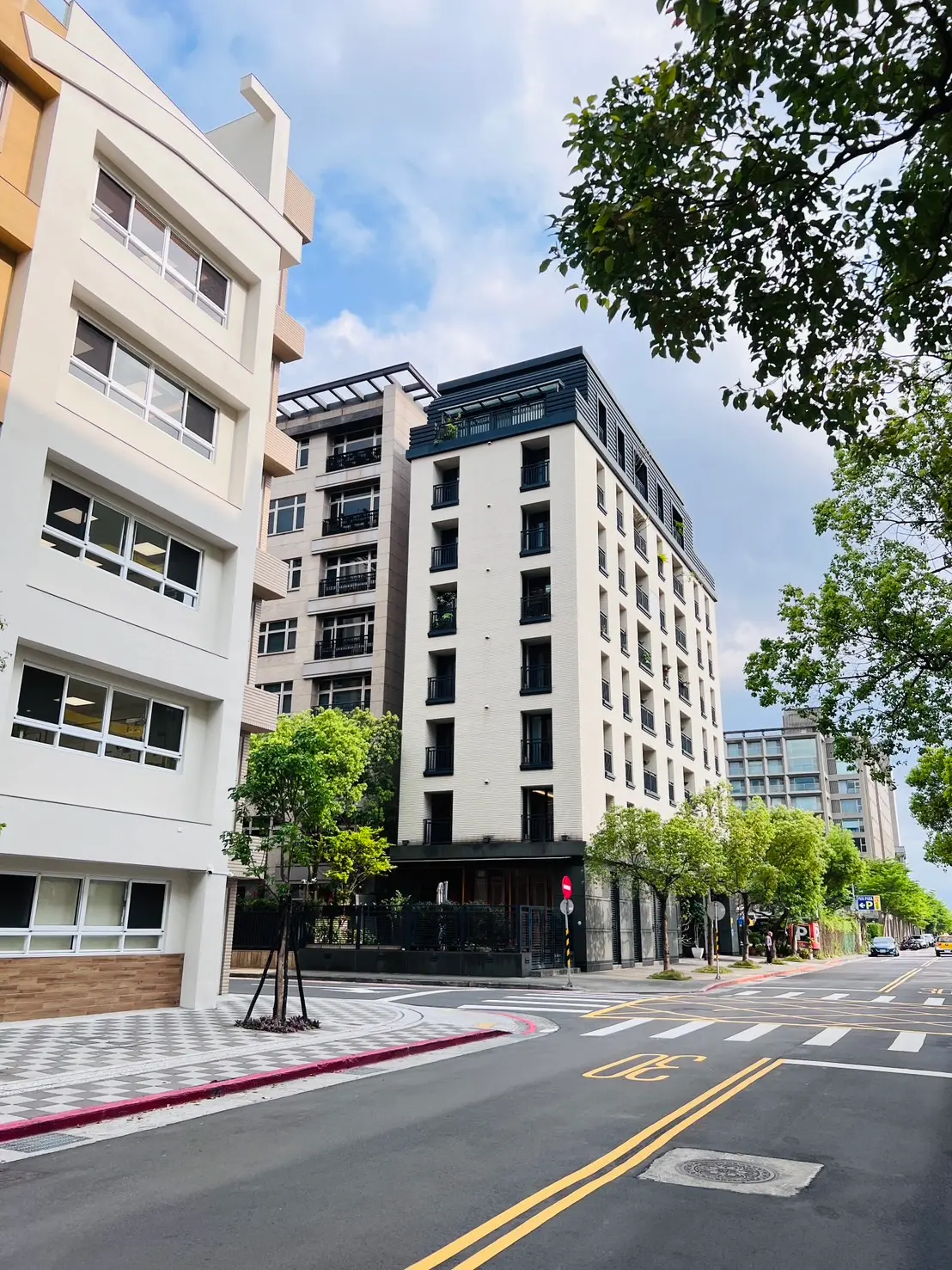 Studio apartment for sale in Zhongshan District, Taipei City | NT$ 69 990 000 | 38 ping slide 10