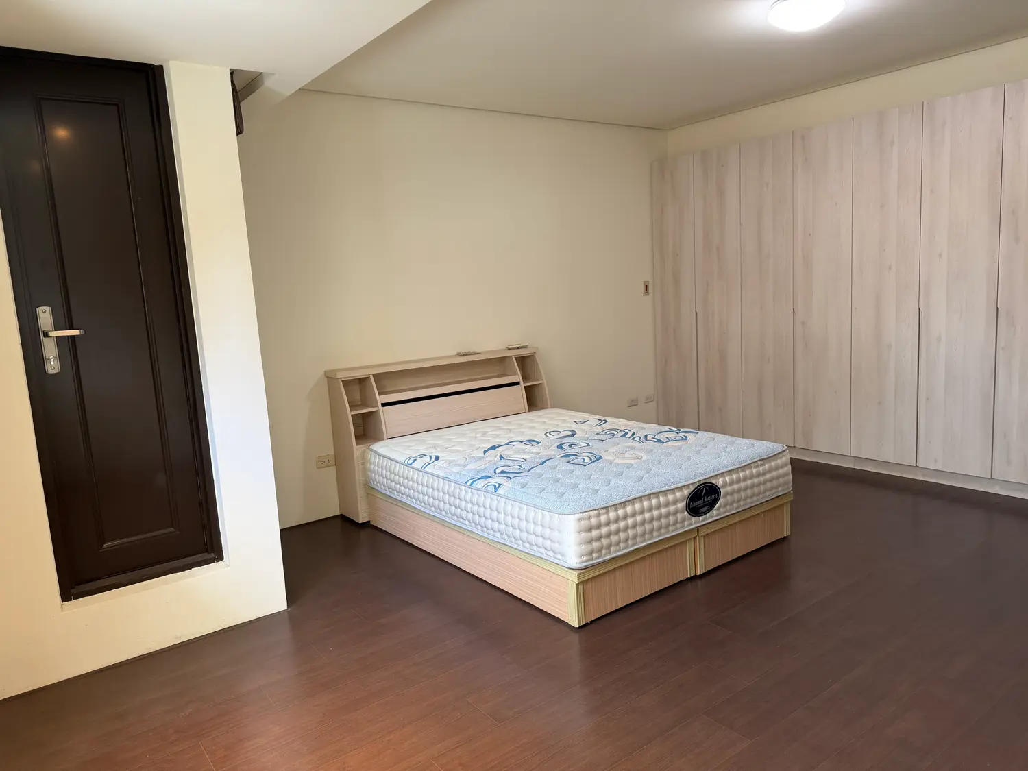 Room for rent in Nantun District, Taichung City | NT$ 16 000 | 17 ping slide 7