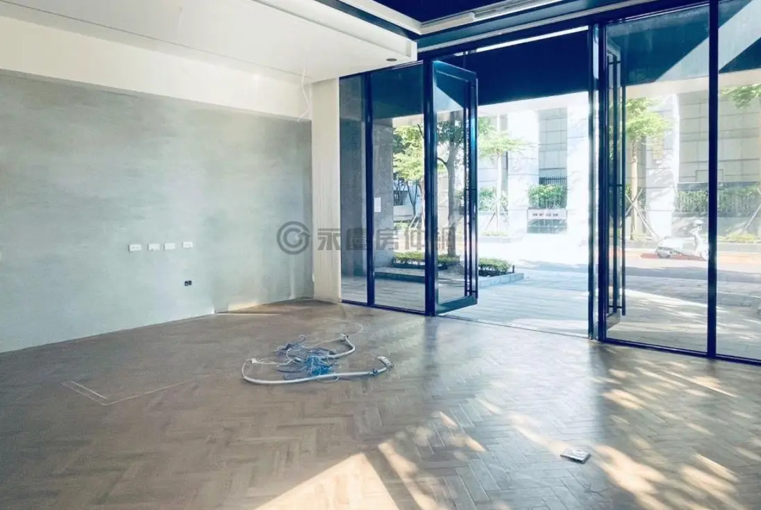 Shop / Retail for rent in Tamsui District, New Taipei City | NT$ 40 000 | 44 ping slide 1