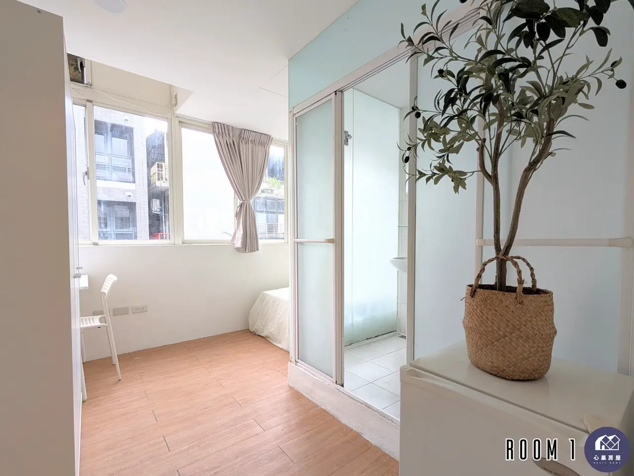 1 room apartment for rent in Zhongzheng District, Taipei City | NT$ 13 800 | 3 ping slide 0