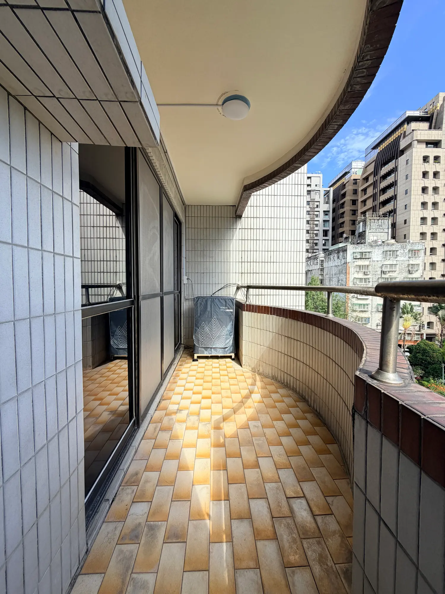 Room for rent in Zhongshan District, Taipei City | NT$ 21 800 | 6 ping slide 3