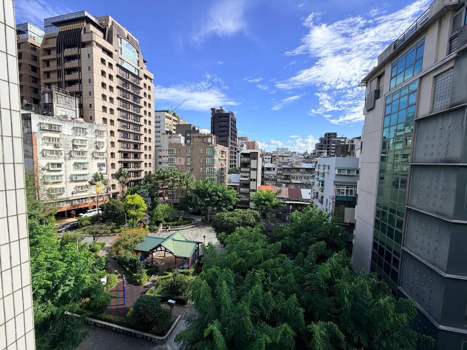 Room for rent in Zhongshan District, Taipei City | NT$ 21 800 | 6 ping slide 0
