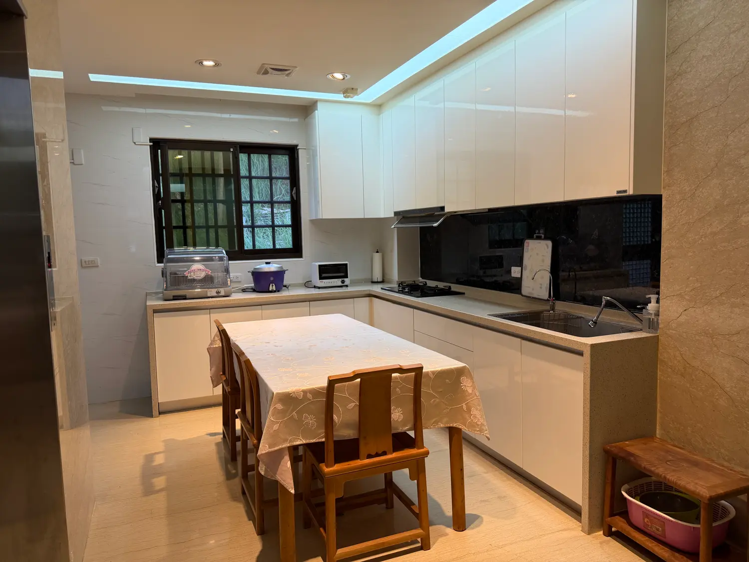 Room for rent in Nantun District, Taichung City | NT$ 16 000 | 17 ping slide 3