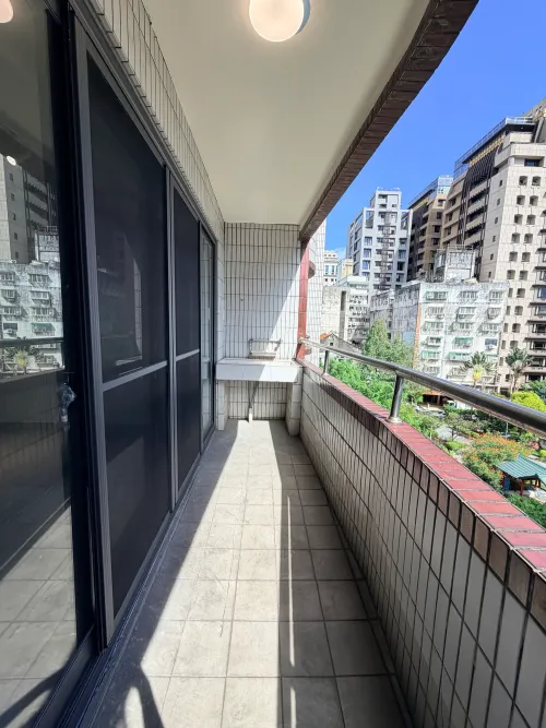 Room for rent in Zhongshan District, Taipei City | NT$ 26 800 | 8 ping slide 2