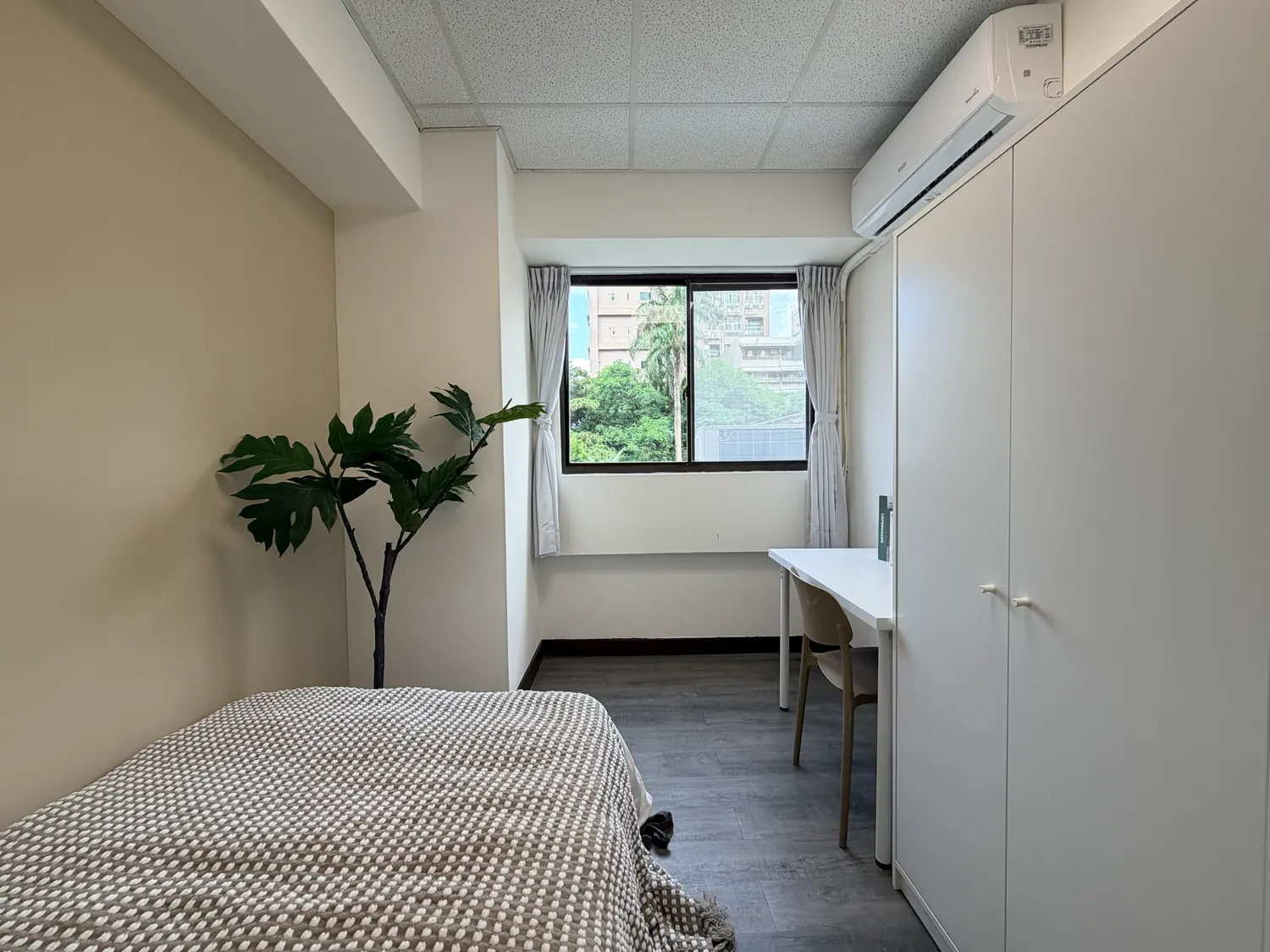 Room for rent in Zhongshan District, Taipei City | NT$ 12 800 | 2 ping slide 0