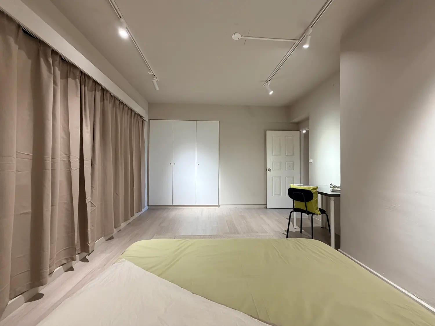 Room for rent in Zhongshan District, Taipei City | NT$ 19 800 | 6 ping slide 1