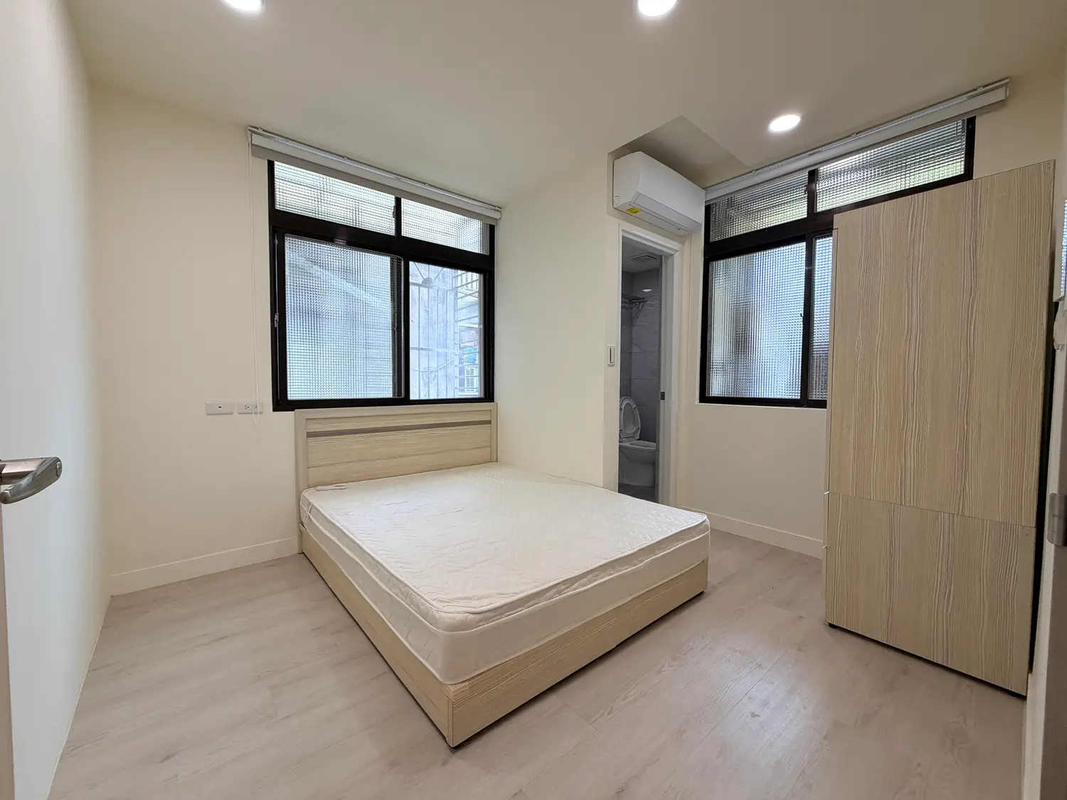 Room for rent in Xinyi District, Taipei City | NT$ 20 800 | 6 ping slide 0