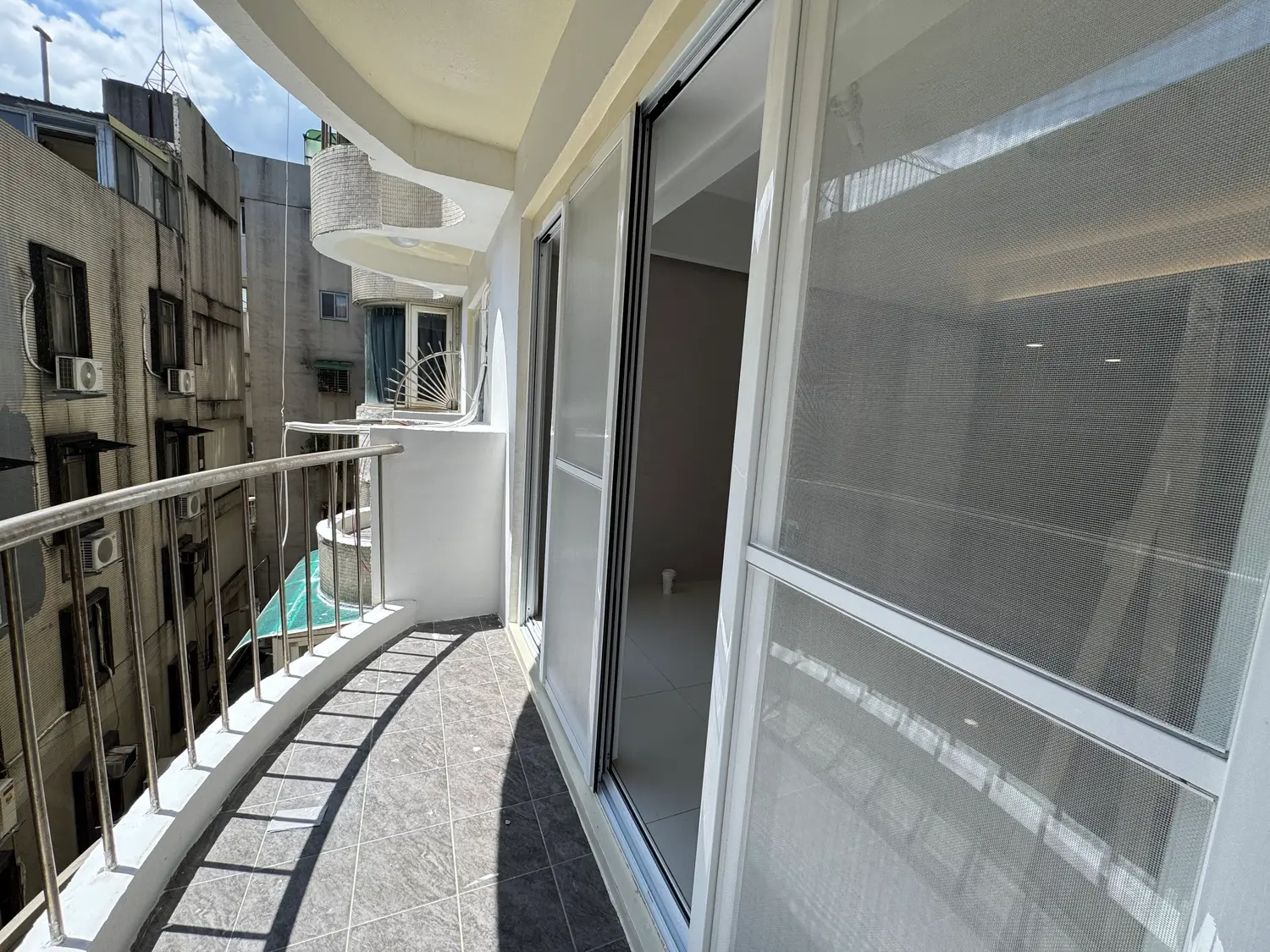 3 bedrooms apartment for sale TWD 32 600 000 - 25 ping - Songshan District,Taipei City slide 1