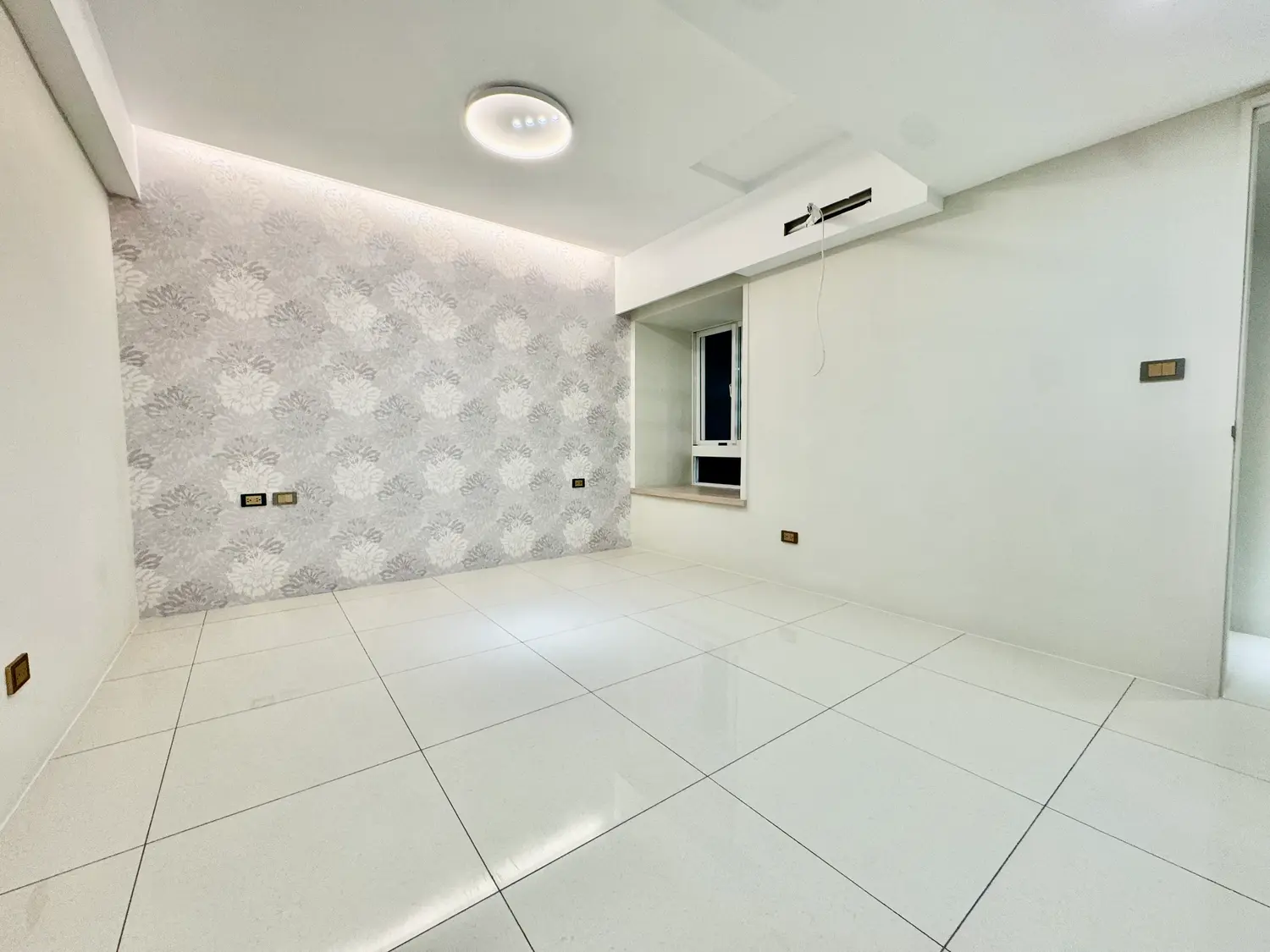 3 bedrooms apartment for sale TWD 32 600 000 - 25 ping - Songshan District,Taipei City slide 0