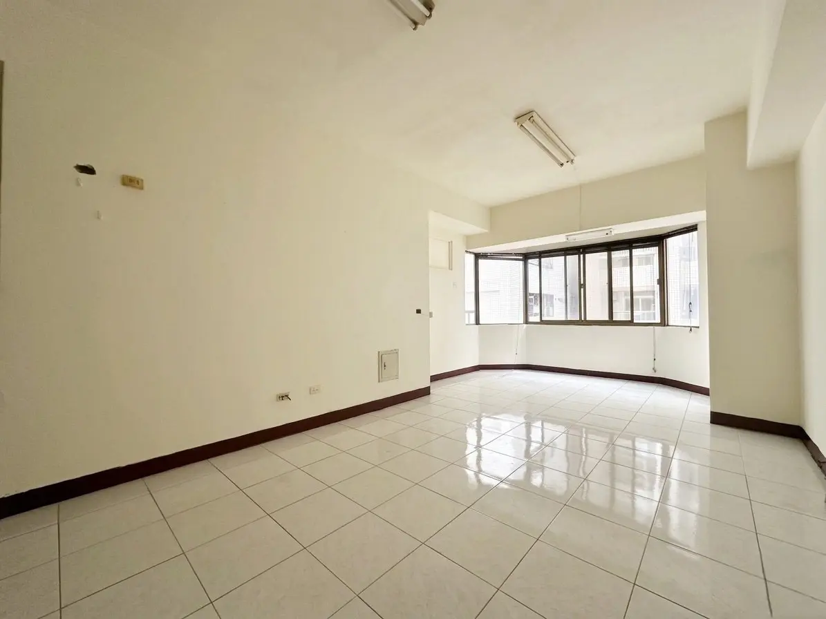 4 bedrooms apartment for rent in Zuoying District, Kaohsiung City | TWD 24 000 | 41 ping slide 2