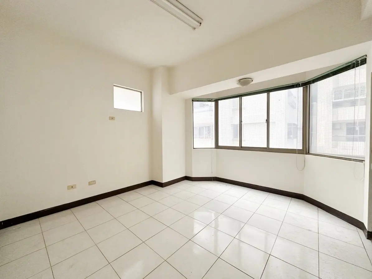 4 bedrooms apartment for rent in Zuoying District, Kaohsiung City | TWD 24 000 | 41 ping slide 5