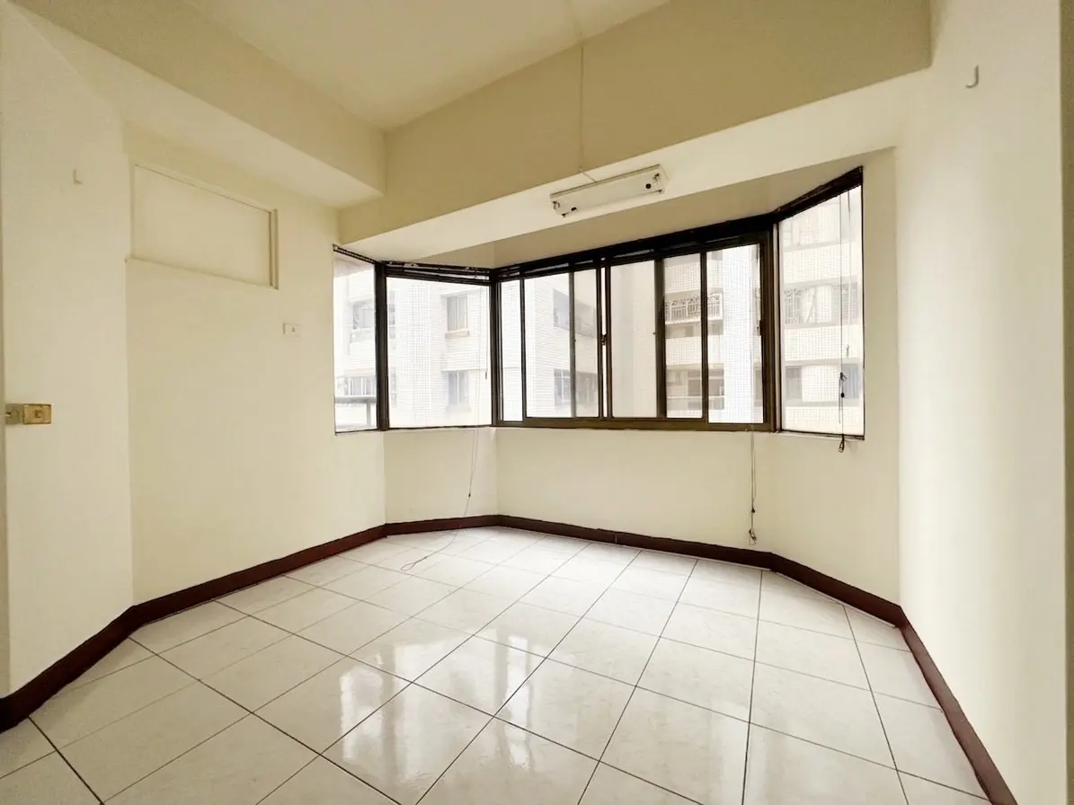 4 bedrooms apartment for rent in Zuoying District, Kaohsiung City | TWD 24 000 | 41 ping slide 0