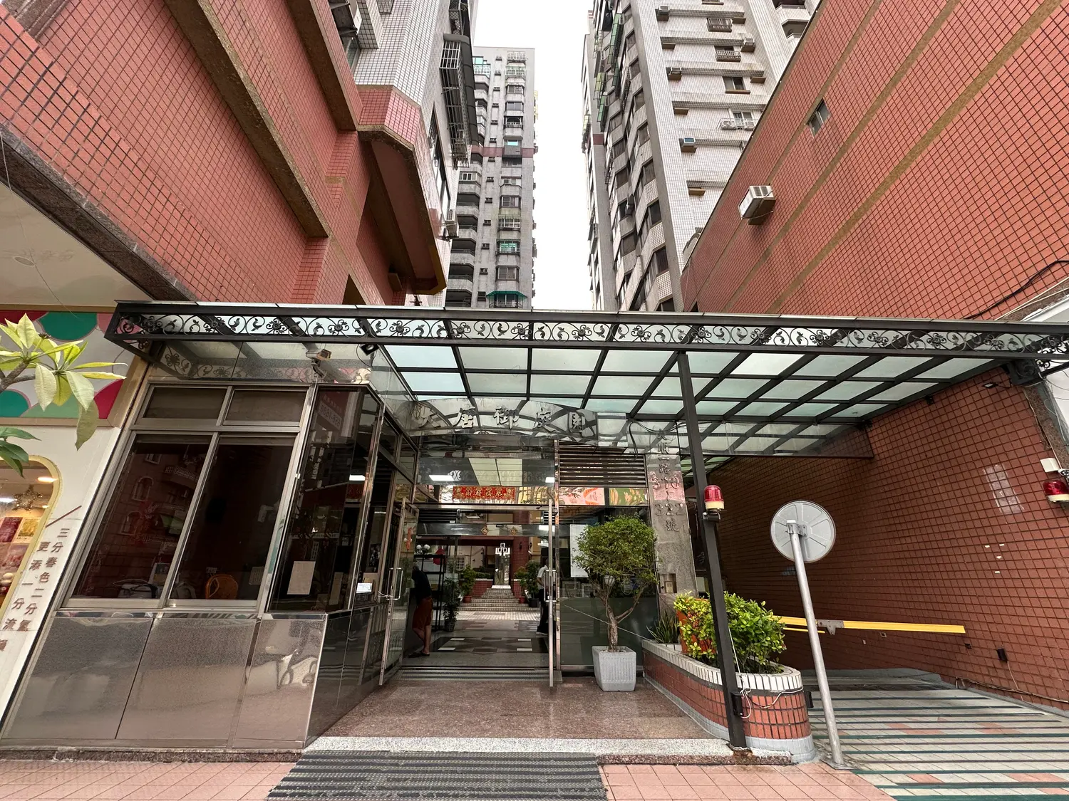 4 bedrooms apartment for rent in Zuoying District, Kaohsiung City | TWD 24 000 | 41 ping slide 13