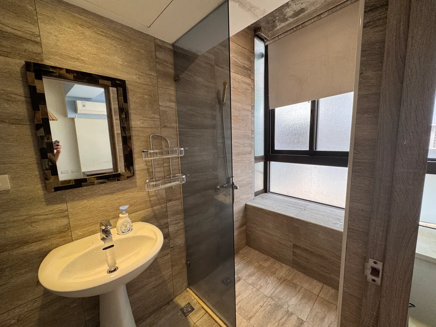 Room for rent in Xinyi District, Taipei City | NT$ 18 000 | 9 ping slide 0