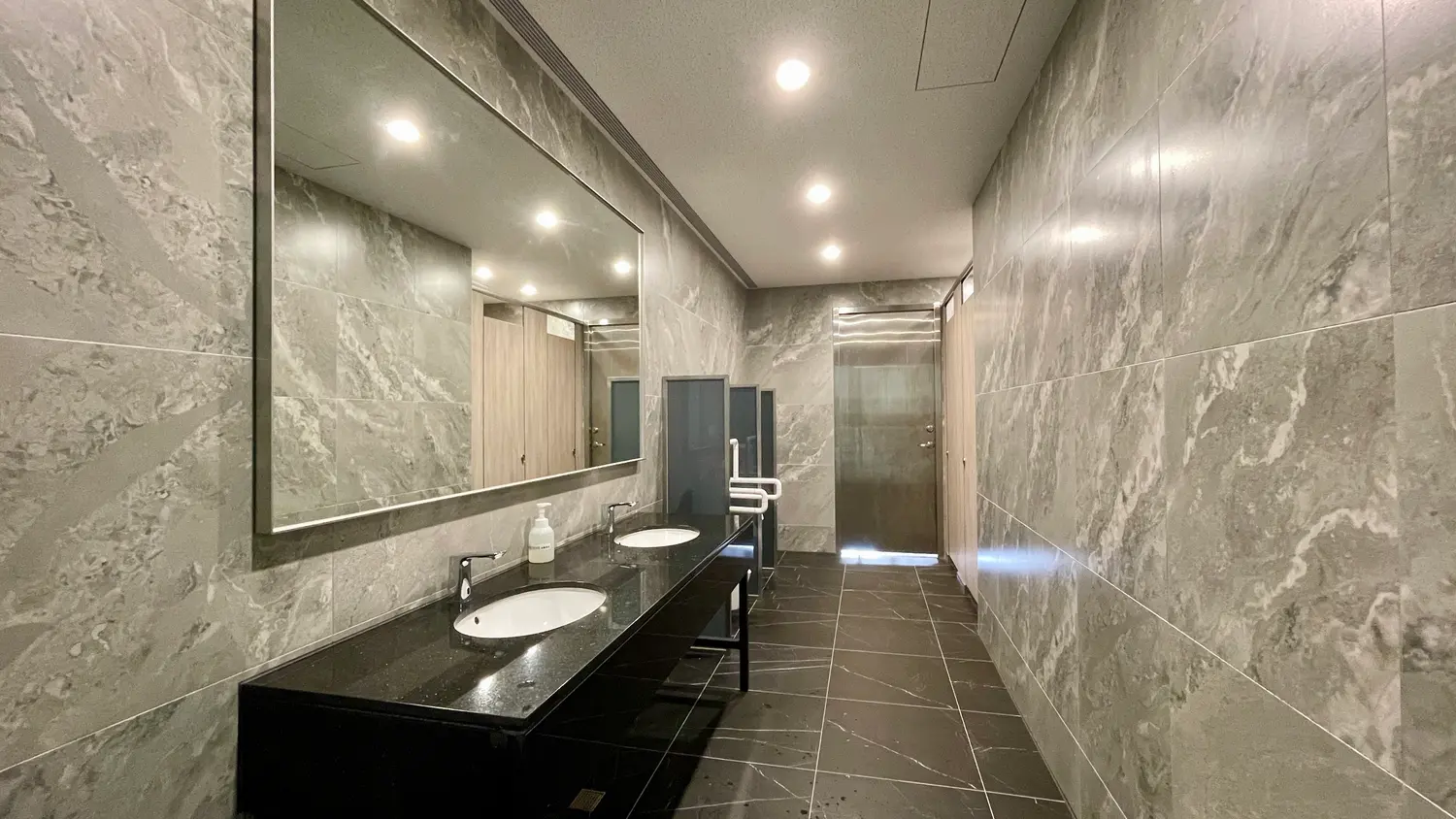 Office for rent in Zhongli District, Taoyuan City | NT$ 88 000 | 63 ping slide 3