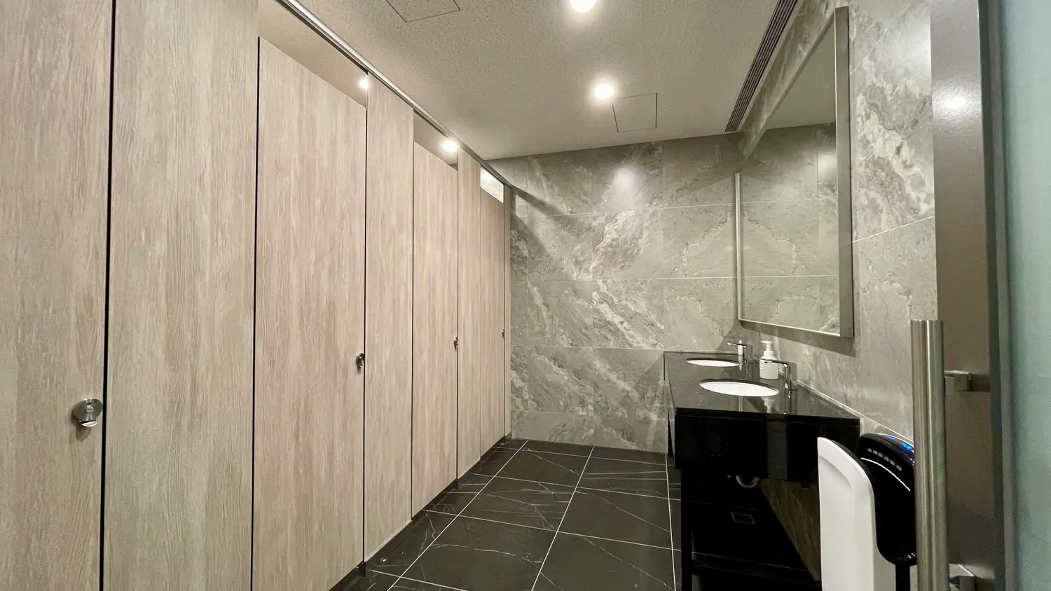 Office for rent in Zhongli District, Taoyuan City | NT$ 88 000 | 63 ping slide 4