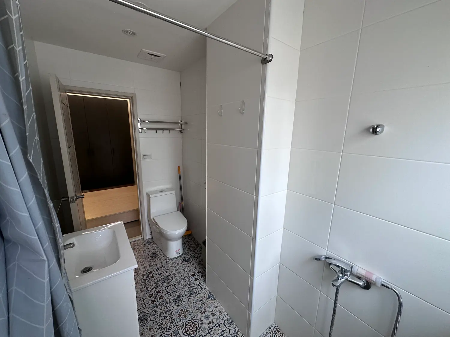 Room for rent in Nantun District, Taichung City | NT$ 17 000 | 13 ping slide 0