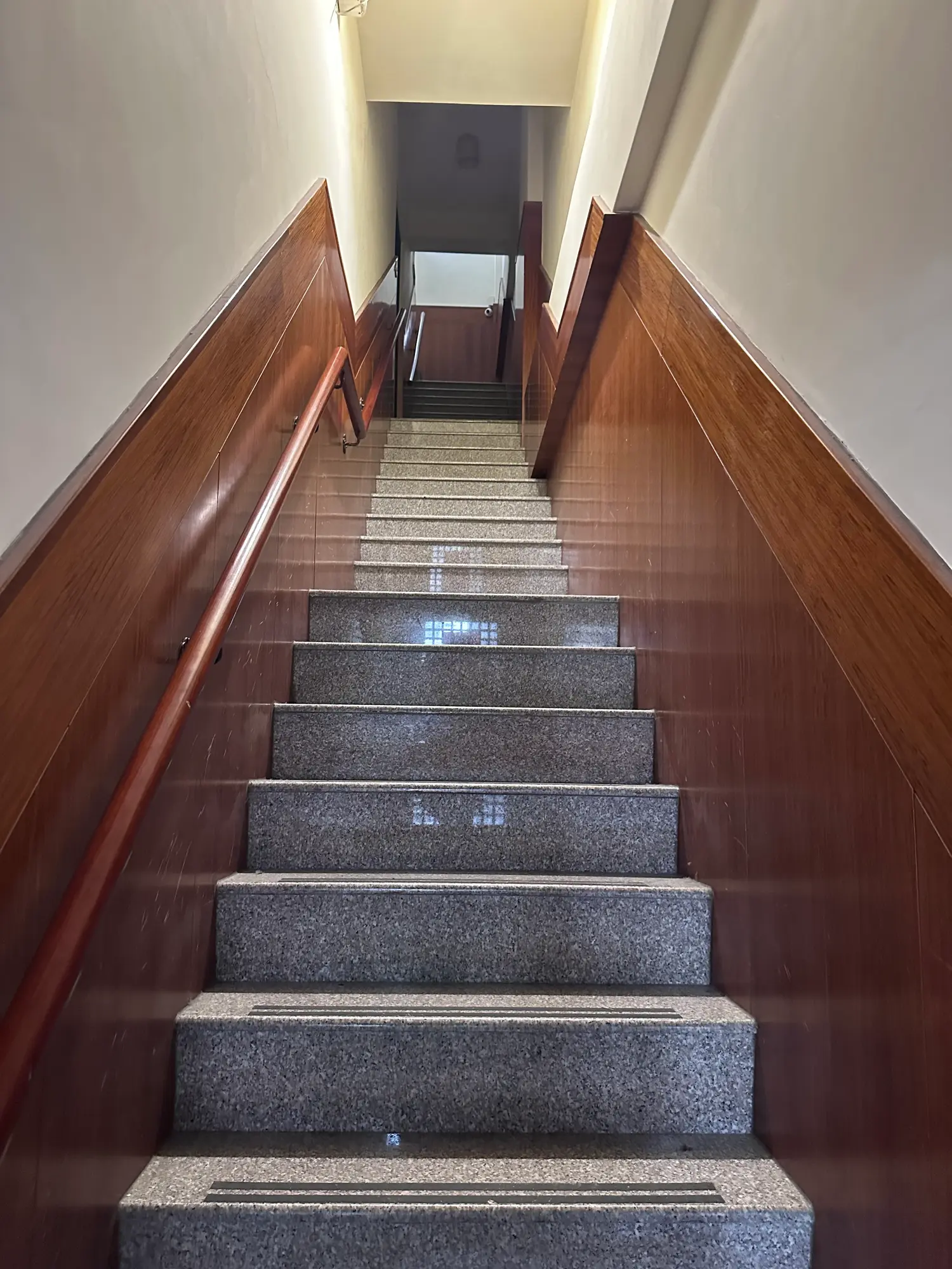 Room for rent in Nantun District, Taichung City | NT$ 17 000 | 13 ping slide 1