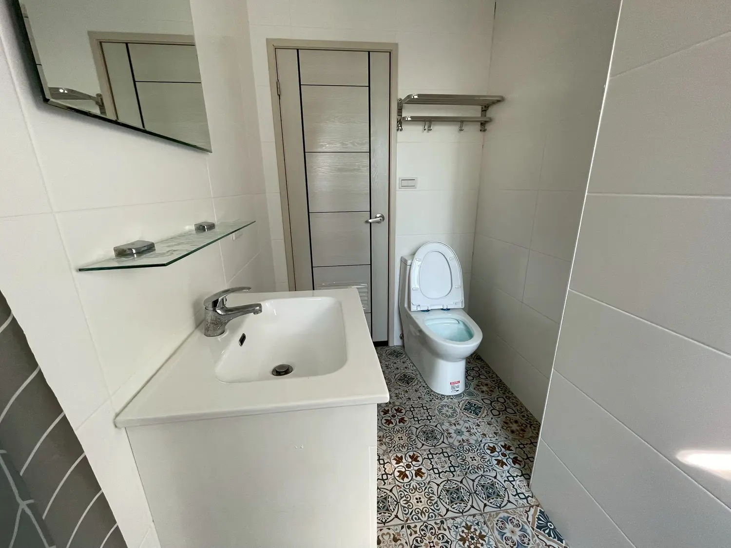 Room for rent in Nantun District, Taichung City | NT$ 17 000 | 13 ping slide 6