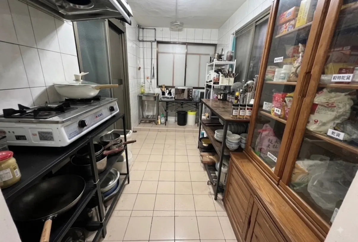 Room for rent in Taipei City, Zhongshan District | NT$ 13 800 | 5 ping slide 4