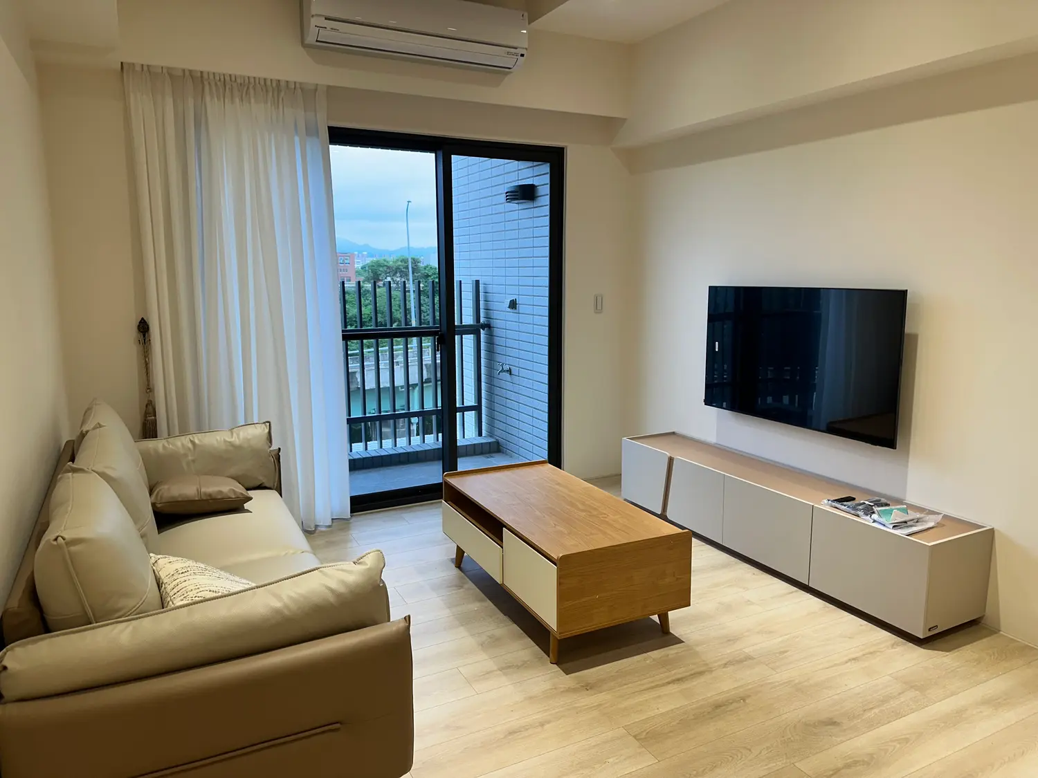 3 bedrooms apartment for rent in Wuri District, Taichung City | NT$ 34 000 | 26 ping slide 0