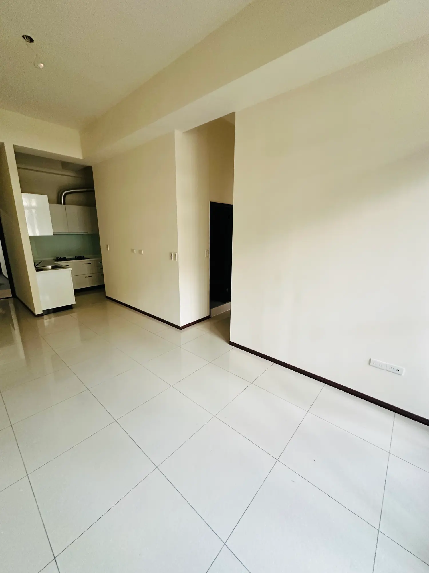 3 bedrooms apartment for sale in Fengyuan District, Taichung City | NT$ 1 438 000 | 20 ping slide 1