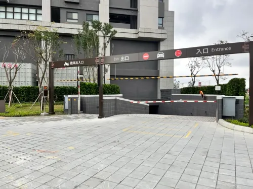 Apartment for rent TWD 30 000 - Wenhua 1st Road - 3 bedrooms