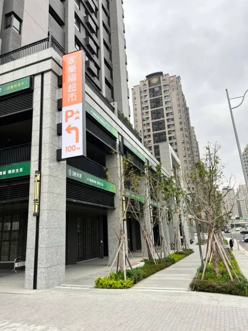 Apartment for rent TWD 30 000 - Wenhua 1st Road - 3 bedrooms