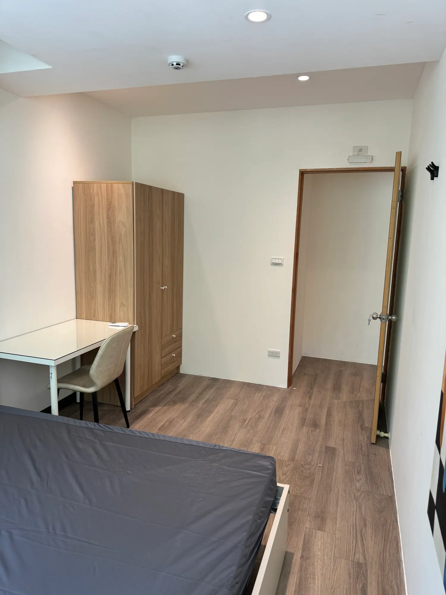 Room for rent in Zhongshan District, Taipei City | NT$ 17 500 | 4 ping slide 1