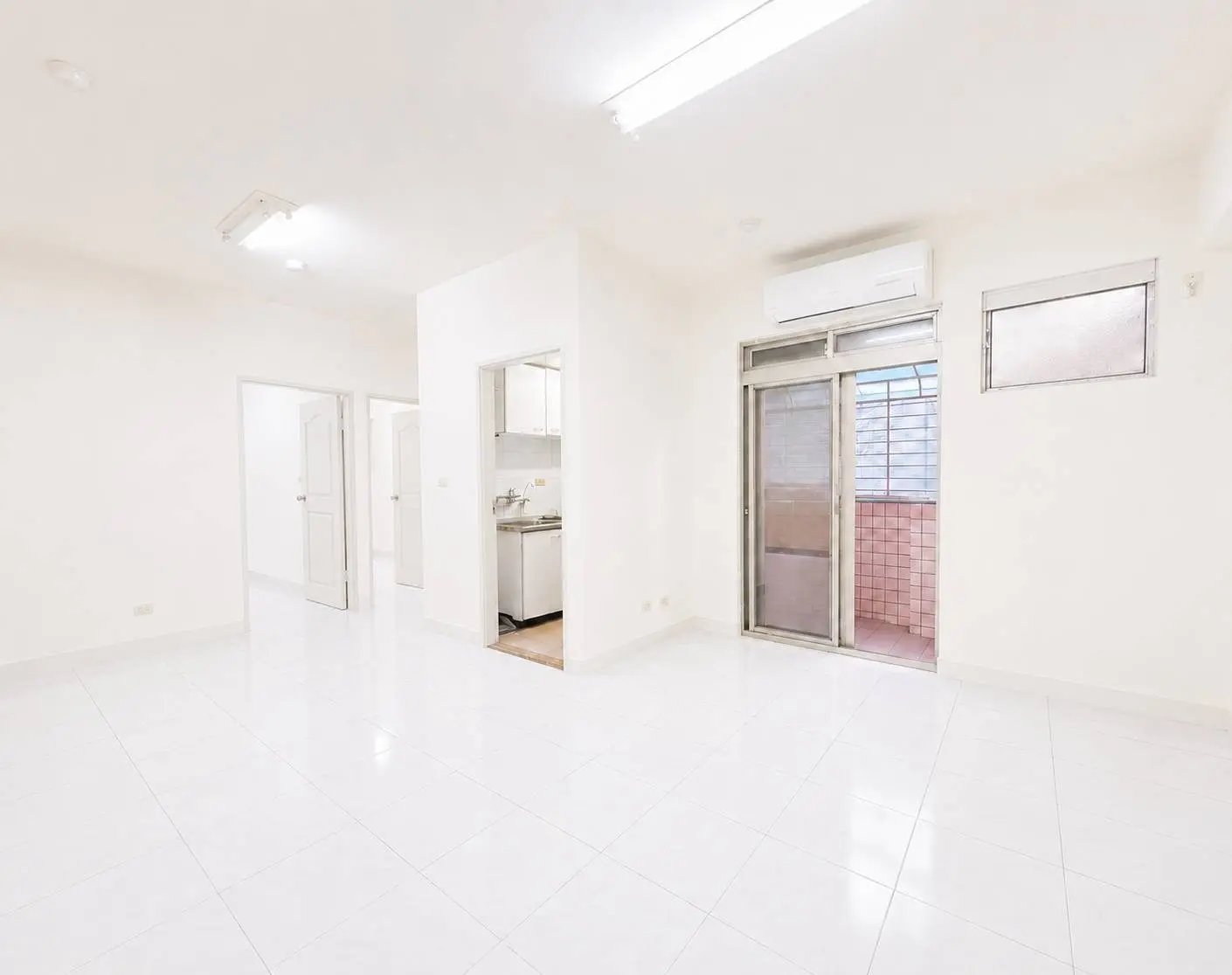 2 bedrooms apartment for rent in Xizhi District, New Taipei City | NT$ 25 000 | 25 ping slide 1