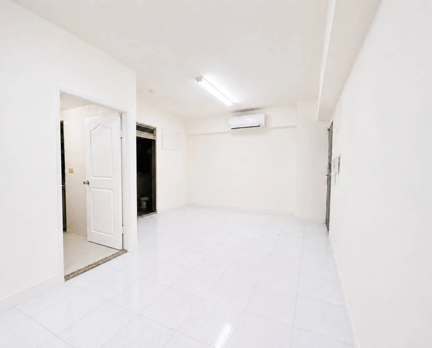 2 bedrooms apartment for rent in Xizhi District, New Taipei City | NT$ 25 000 | 25 ping slide 2