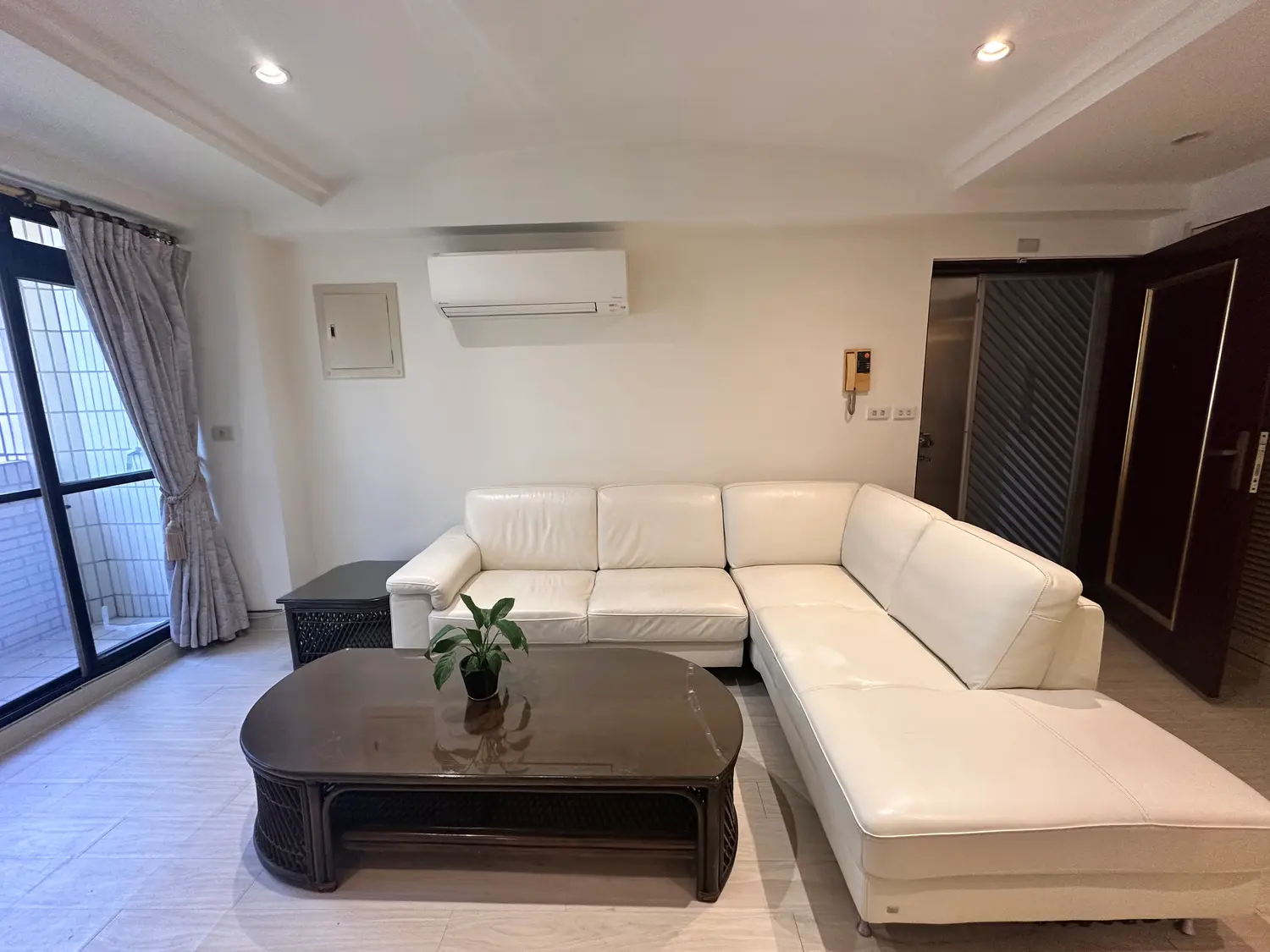 3 bedrooms apartment for rent in Xinyi District, Taipei City | NT$ 68 000 | 42 ping slide 0