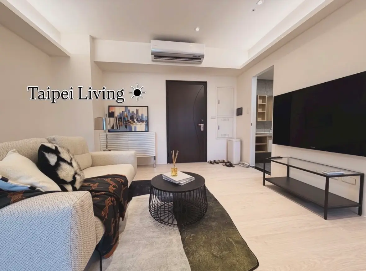 Studio apartment for rent in Zhongshan District, Taipei City | NT$ 68 000 | 16 ping slide 2