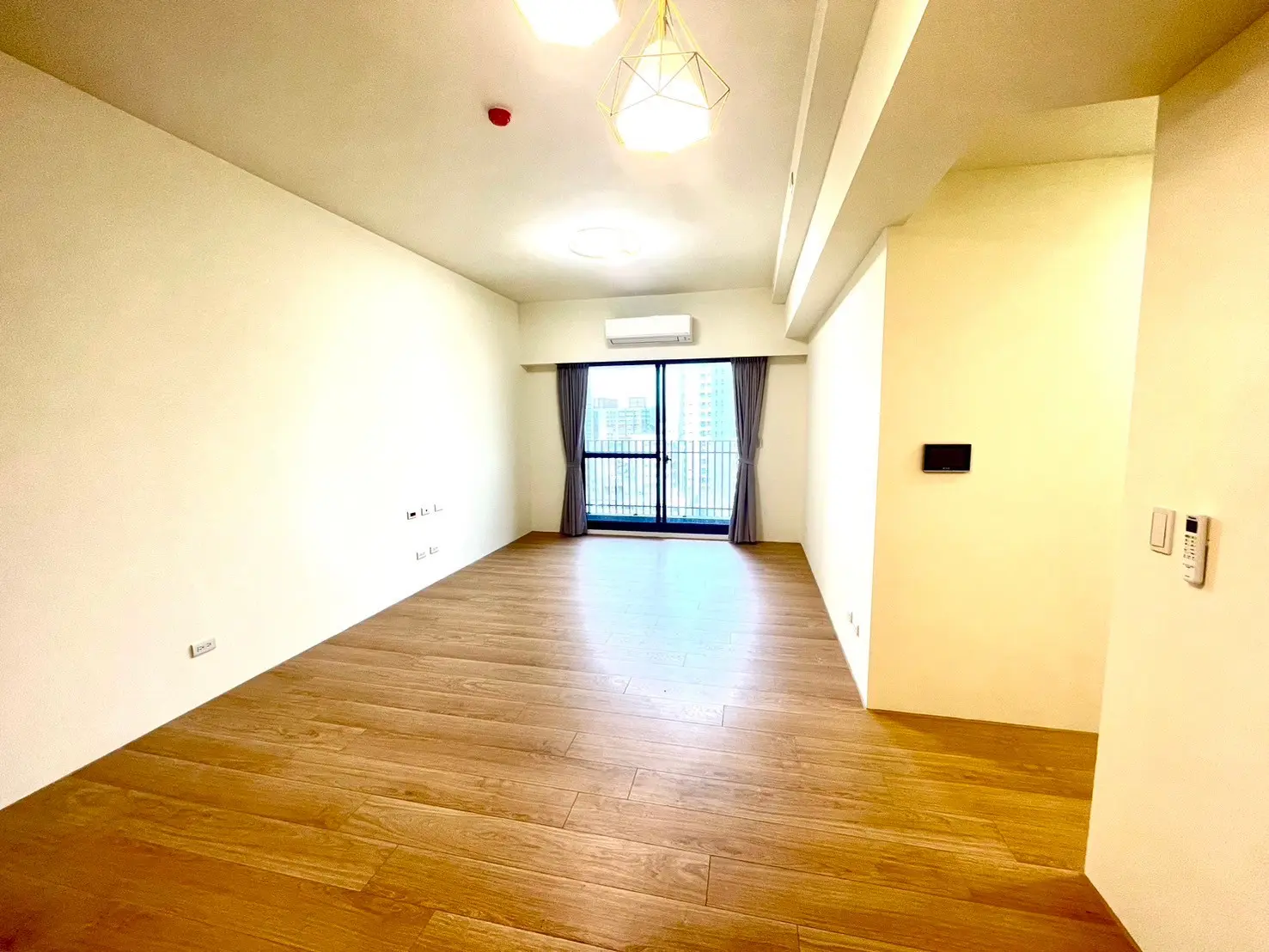 Apartment for rent TWD 35 000 3 rooms - 25 ping - Taichung City, Nantun District slide 0