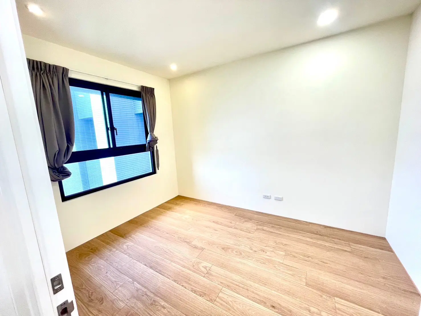 Apartment for rent TWD 35 000 3 rooms - 25 ping - Taichung City, Nantun District slide 6