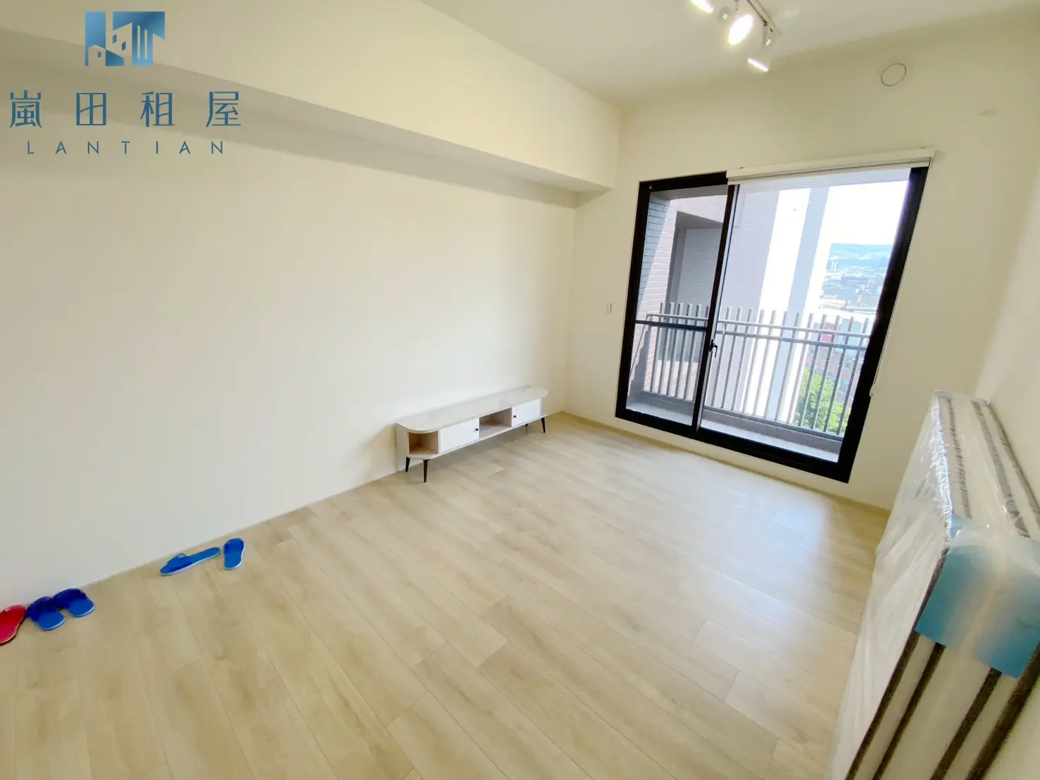 3 bedrooms apartment for rent in Wuqi District, Taichung City | NT$ 25 000 | 25 ping slide 1