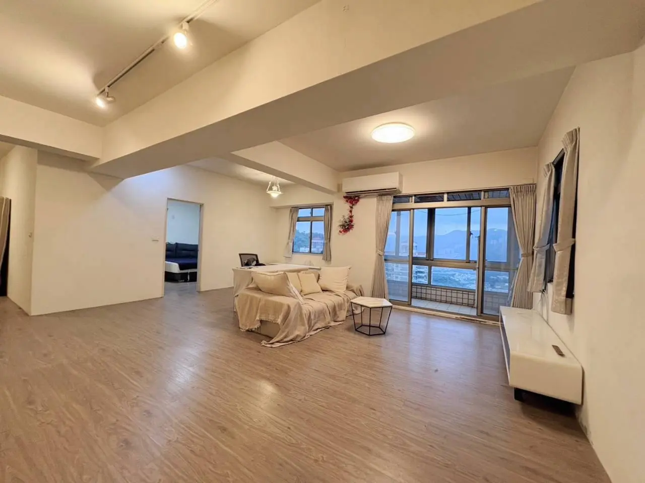 1 room apartment for rent in Xindian District, New Taipei City | NT$ 26 000 | 31 ping slide 1
