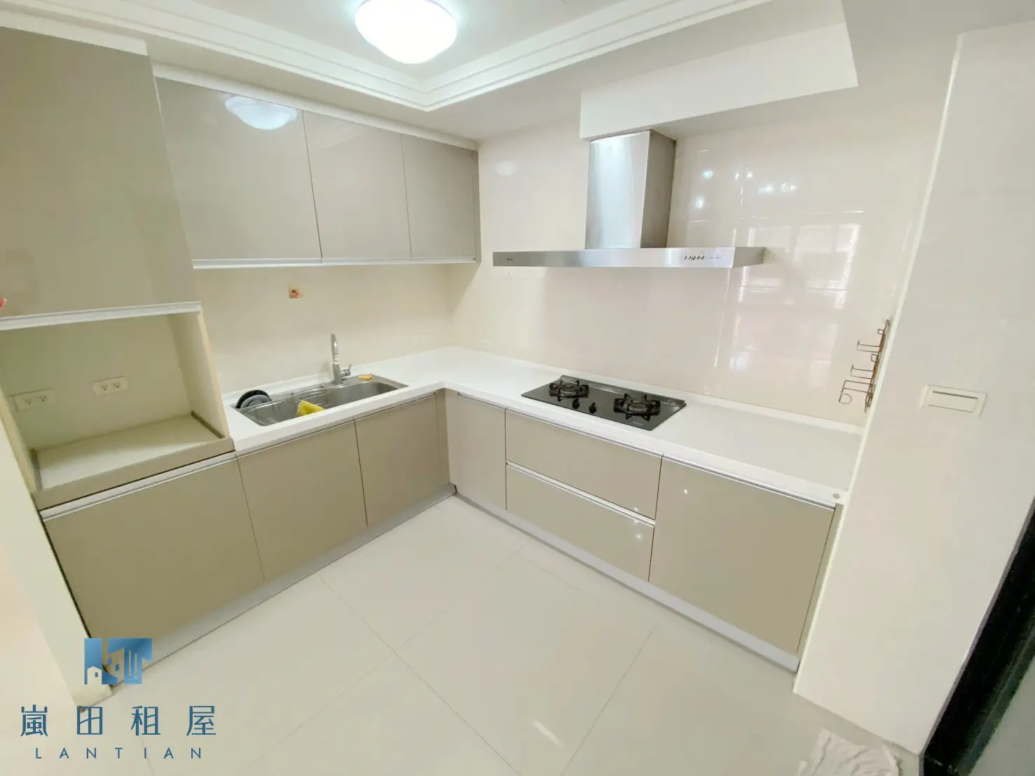 3 bedrooms apartment for rent in West District, Taichung City | NT$ 40 000 | 47 ping slide 3