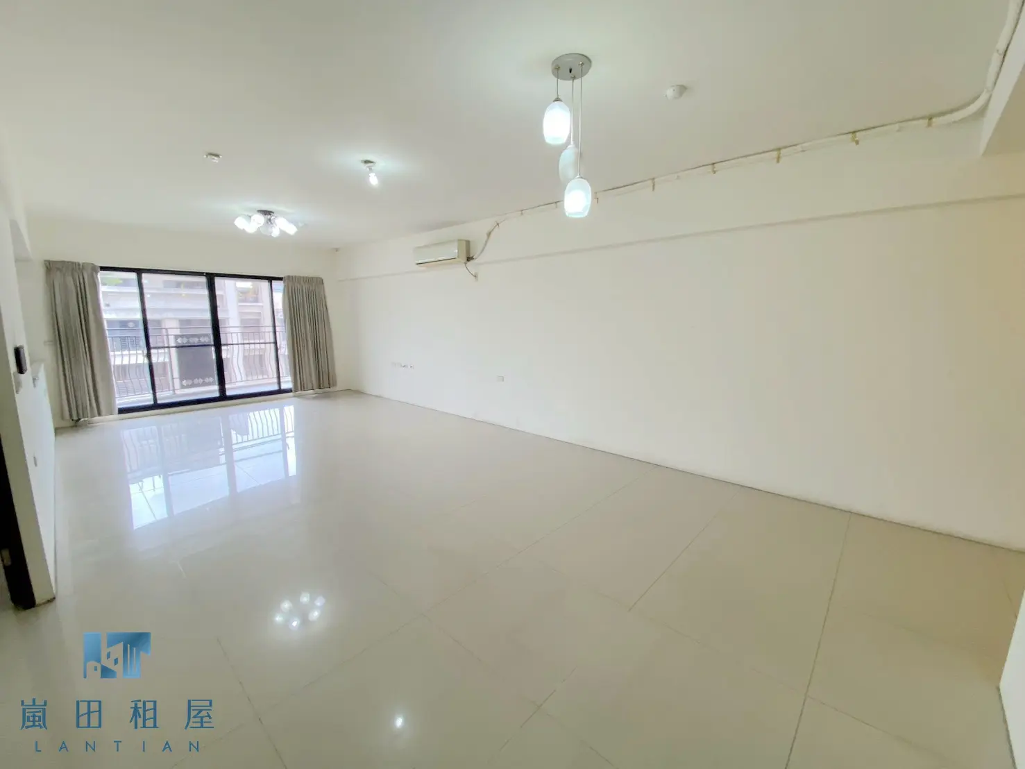 3 bedrooms apartment for rent in West District, Taichung City | NT$ 40 000 | 47 ping slide 1