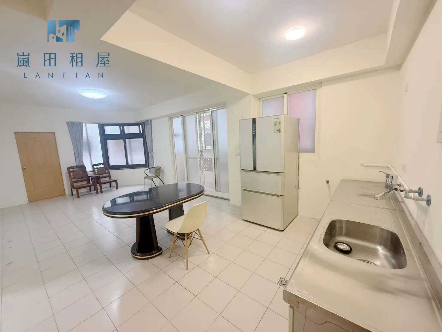4 bedrooms apartment for rent in Beitun District, Taichung City | NT$ 20 000 | 25 ping slide 1