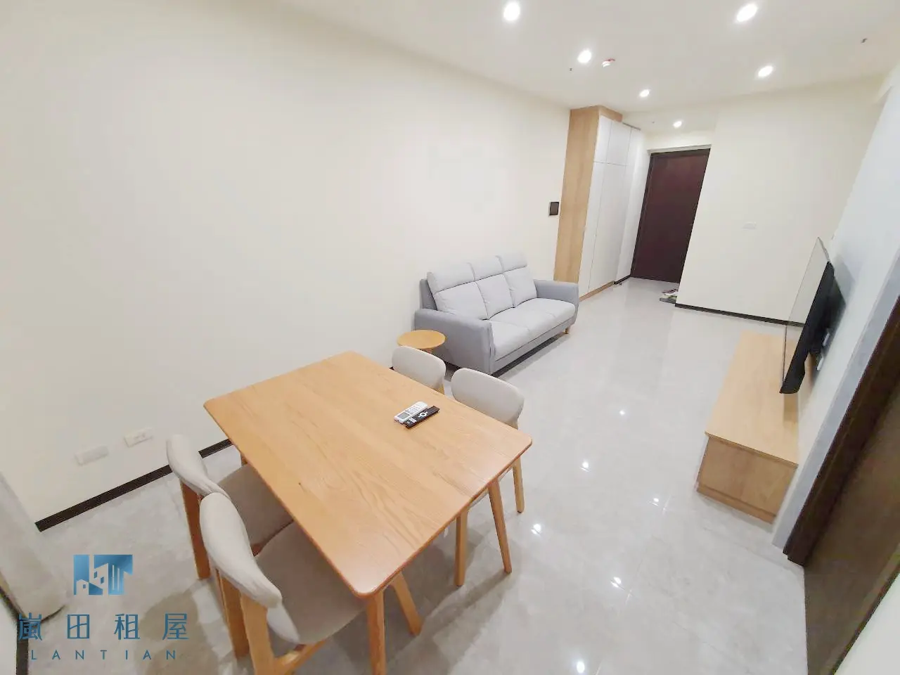 2 bedrooms apartment for rent in West District, Taichung City | NT$ 38 000 | 18 ping slide 2