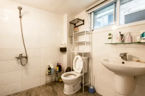 Room for rent NT$ 8 000 - 中央第二商場 - 3 bedrooms